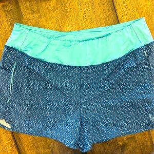 Women’s HUK shorts size large